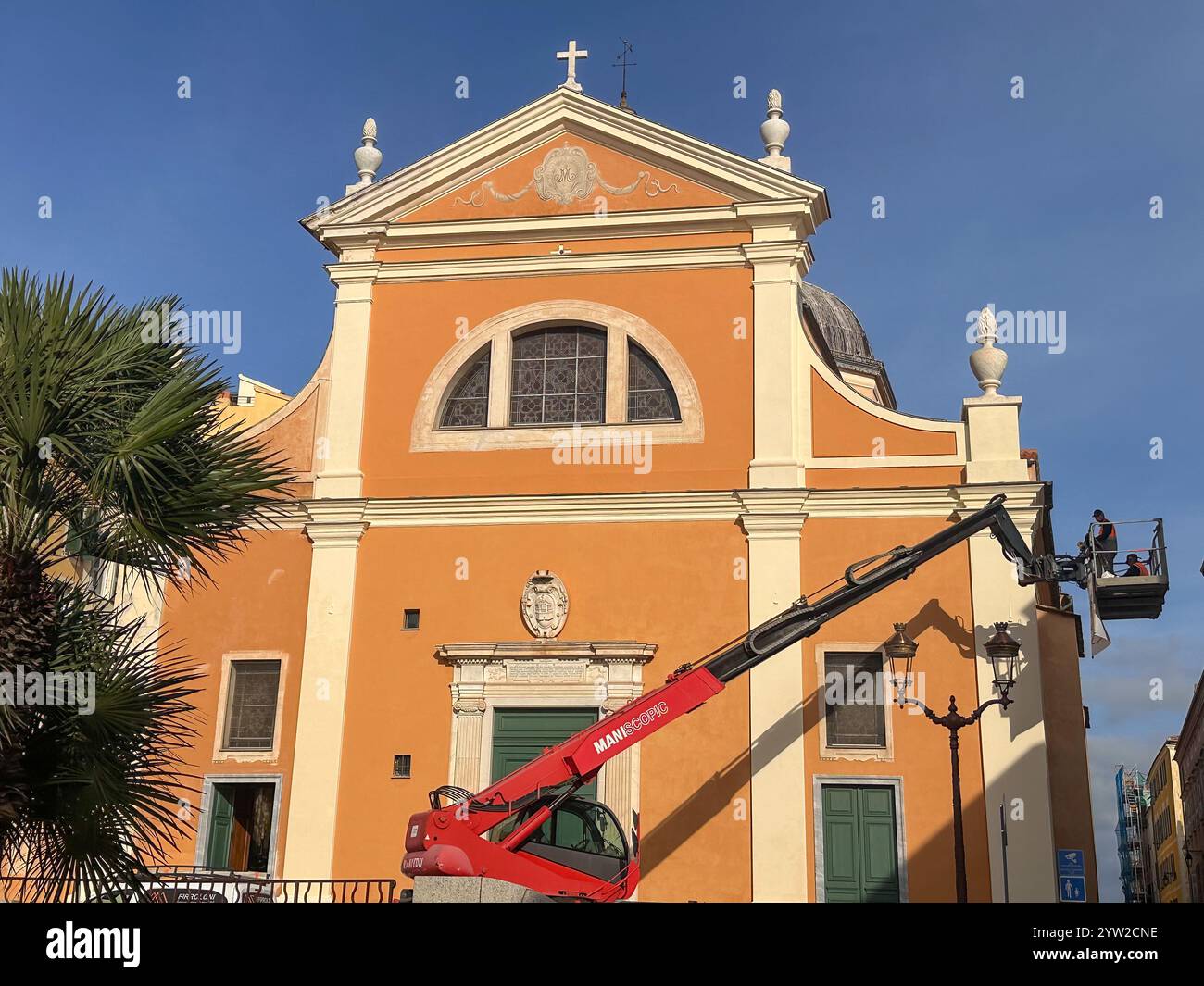 FRANCIA. CORSE-DU-SUD (2A) AJACCIO, LA CATTEDRALE DI NOTRE-DAME DE L'ASSOMPTION (SANTA MARIA ASSUNTA). PREPARATIVI PER LA VISITA DEL PAPA DEL 15 DICEMBRE Foto Stock