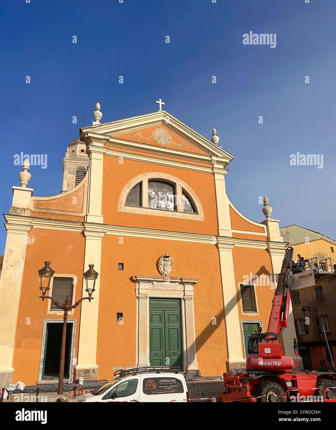 FRANCIA. CORSE-DU-SUD (2A) AJACCIO, LA CATTEDRALE DI NOTRE-DAME DE L'ASSOMPTION (SANTA MARIA ASSUNTA). PREPARATIVI PER LA VISITA DEL PAPA DEL 15 DICEMBRE Foto Stock