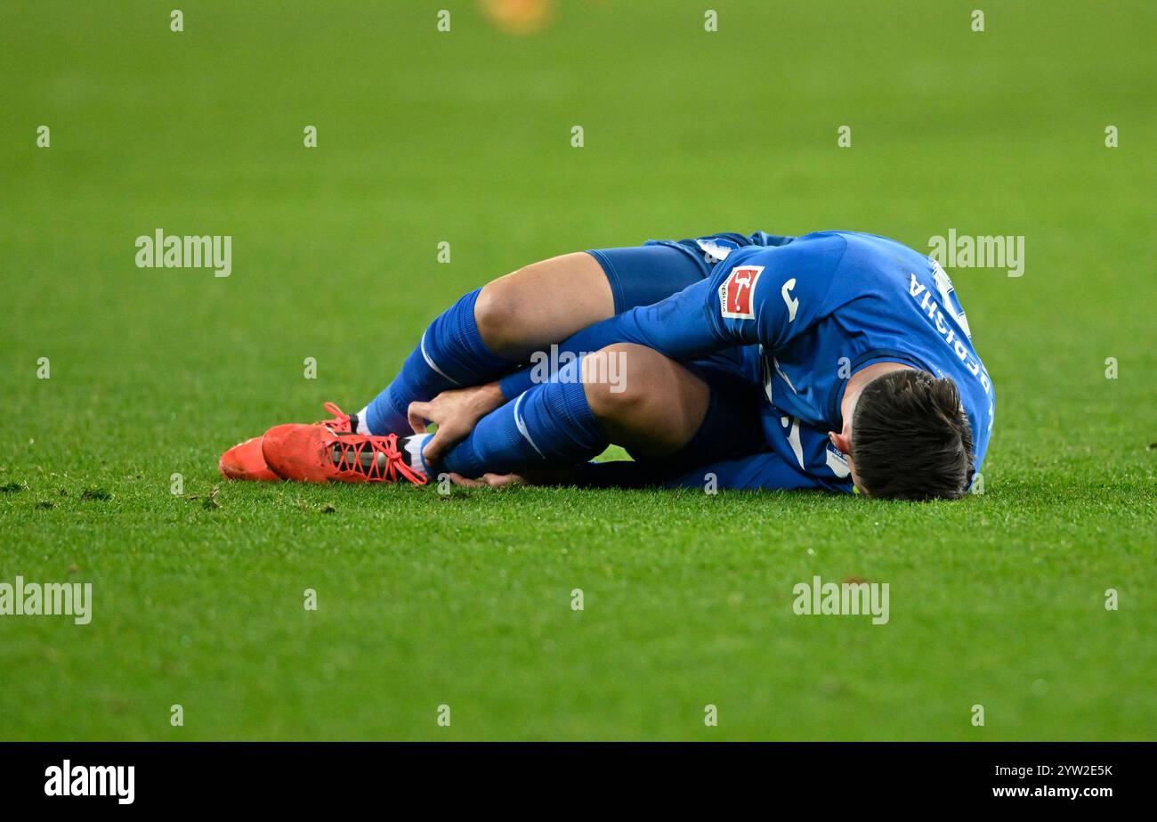 Mergin Berisha TSG 1899 Hoffenheim (10) verletzt Verletzung TSG 1899 Hoffenheim vs SC Freiburg SCF 08.12.2024 LE NORMATIVE DFL VIETANO QUALSIASI USO DI FOTOGRAFIE COME SEQUENZE DI IMMAGINI E/O QUASI-VIDEO Foto Stock