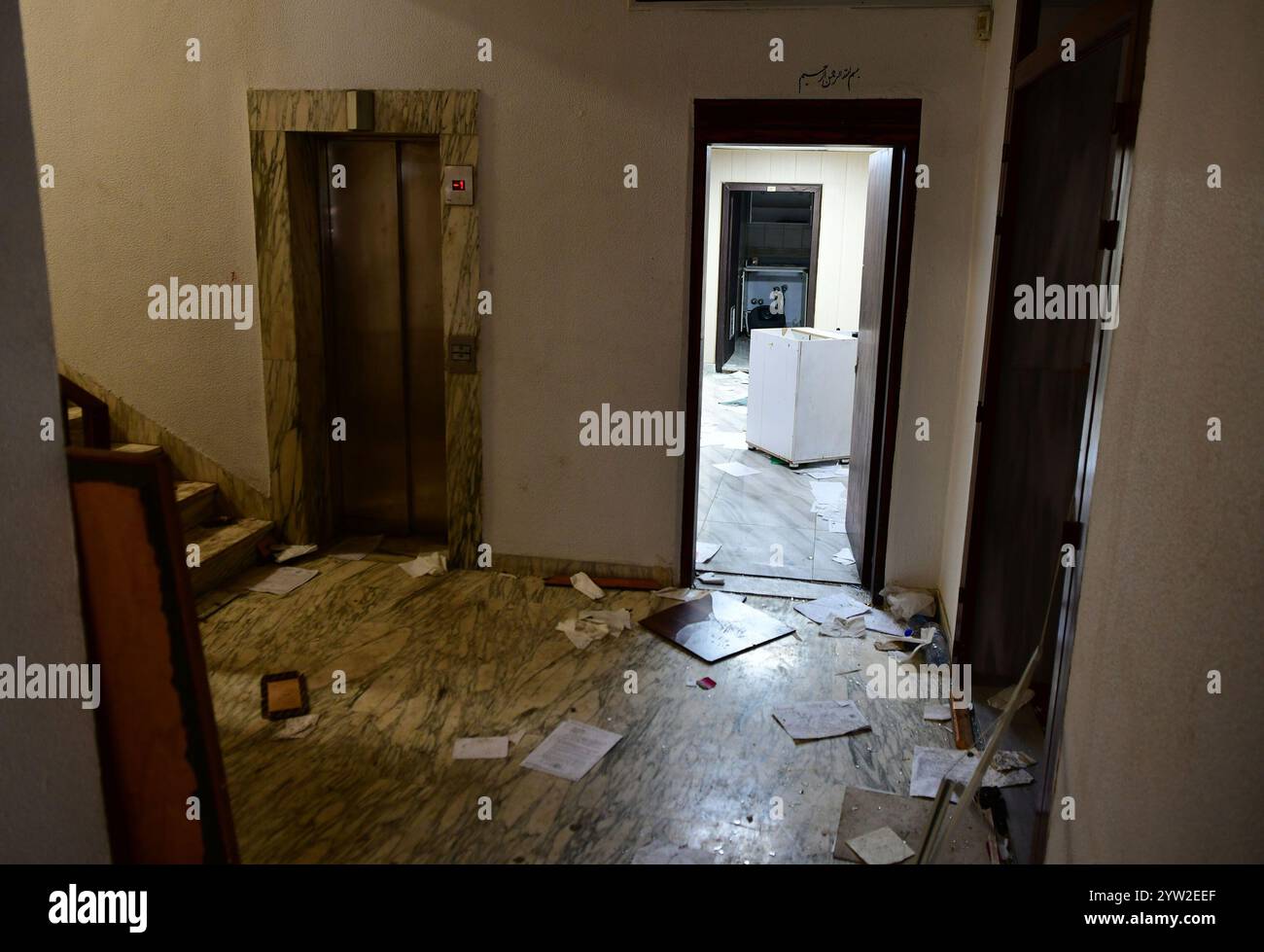Damasco. 8 dicembre 2024. Questa foto scattata l'8 dicembre 2024 mostra l'interno dell'ambasciata iraniana a Damasco, in Siria. Le forze dell'opposizione armata siriana hanno preso il pieno controllo di Damasco domenica, ponendo fine a oltre cinquant'anni di governo della famiglia Assad. Il ministero degli Esteri russo ha rilasciato una dichiarazione in cui si afferma che il presidente siriano Bashar al-Assad "ha deciso di lasciare il posto presidenziale e ha lasciato il paese, dando istruzioni per trasferire il potere in pace". L'ambasciata iraniana a Damasco è stata assalita da militanti armati. Crediti: Ammar Safarjalani/Xinhua/Alamy Live News Foto Stock