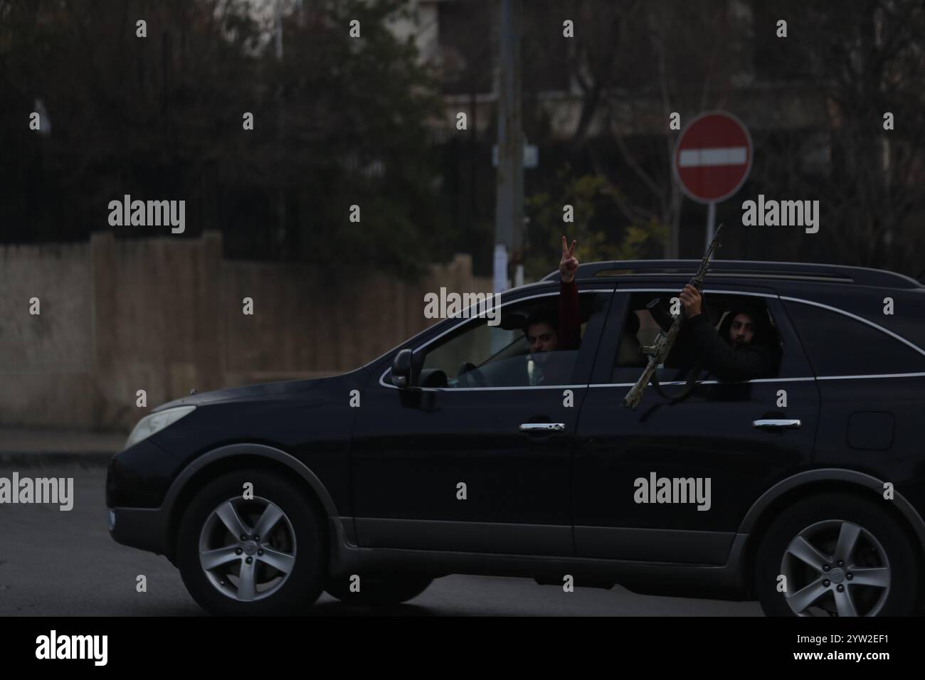 Damasco. 8 dicembre 2024. Questa foto scattata l'8 dicembre 2024 mostra i combattenti dei ribelli a Damasco, in Siria. Le forze dell'opposizione armata siriana hanno preso il pieno controllo di Damasco domenica, ponendo fine a oltre cinquant'anni di governo della famiglia Assad. Il ministero degli Esteri russo ha rilasciato una dichiarazione in cui si afferma che il presidente siriano Bashar al-Assad "ha deciso di lasciare il posto presidenziale e ha lasciato il paese, dando istruzioni per trasferire il potere in pace". Crediti: Str/Xinhua/Alamy Live News Foto Stock