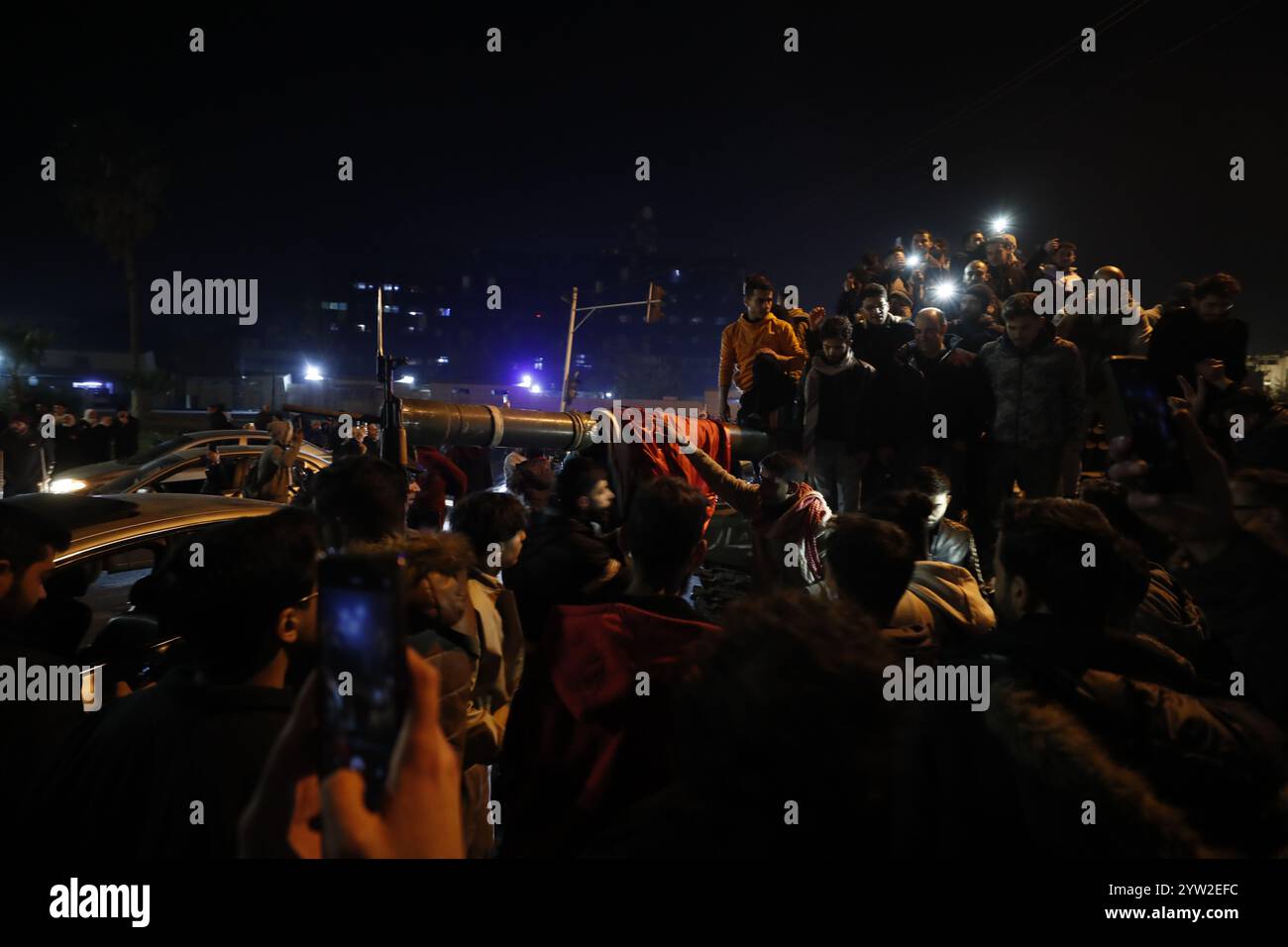 Damasco, Siria. 8 dicembre 2024. Il popolo siriano si riunisce a Damasco, in Siria, 8 dicembre 2024. Le forze dell'opposizione armata siriana hanno preso il pieno controllo di Damasco domenica, ponendo fine a oltre cinquant'anni di governo della famiglia Assad. Il ministero degli Esteri russo ha rilasciato una dichiarazione in cui si afferma che il presidente siriano Bashar al-Assad "ha deciso di lasciare il posto presidenziale e ha lasciato il paese, dando istruzioni per trasferire il potere in pace". Crediti: Str/Xinhua/Alamy Live News Foto Stock