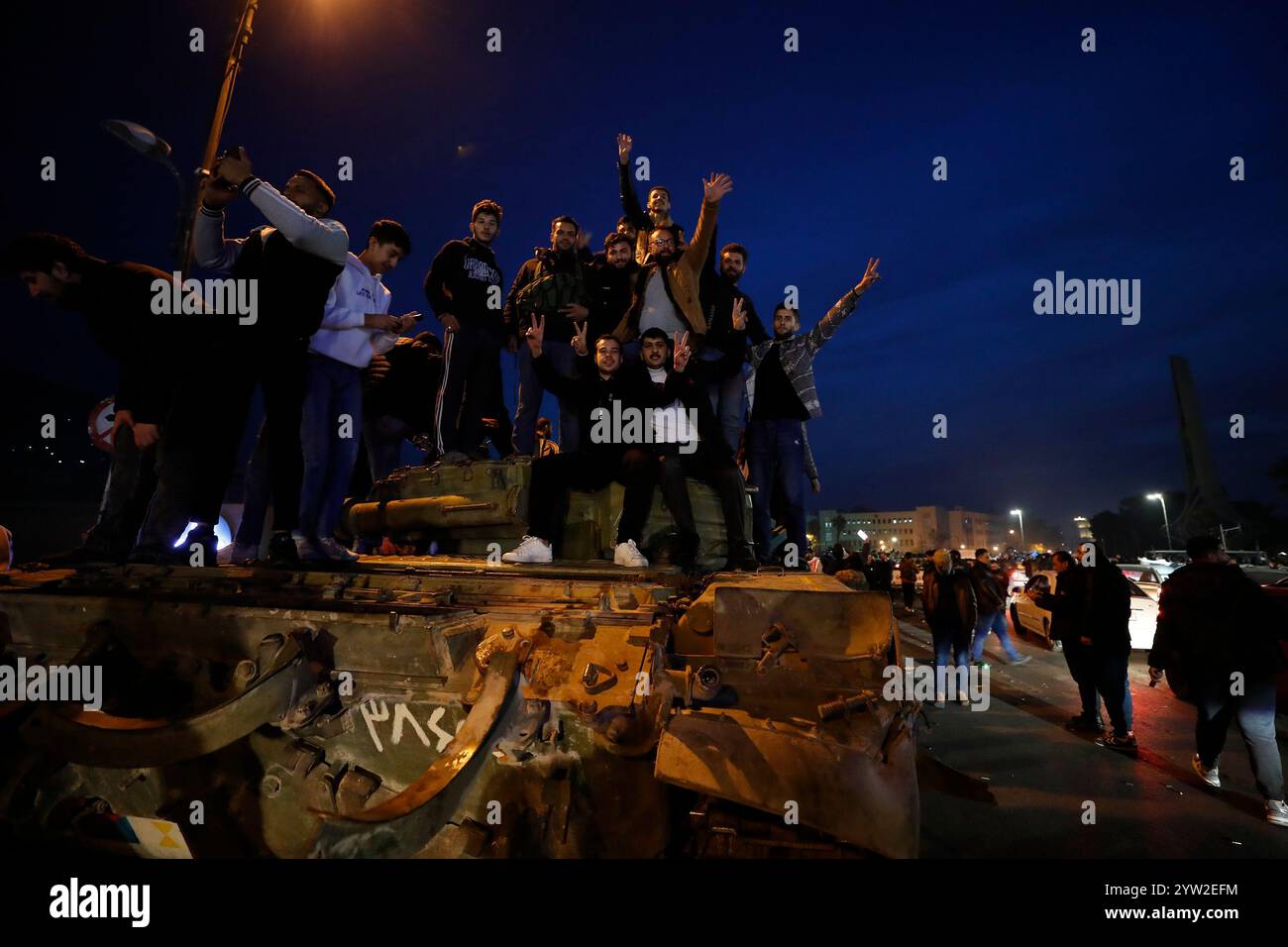 Damasco, Siria. 8 dicembre 2024. Il popolo siriano si riunisce a Damasco, in Siria, 8 dicembre 2024. Le forze dell'opposizione armata siriana hanno preso il pieno controllo di Damasco domenica, ponendo fine a oltre cinquant'anni di governo della famiglia Assad. Il ministero degli Esteri russo ha rilasciato una dichiarazione in cui si afferma che il presidente siriano Bashar al-Assad "ha deciso di lasciare il posto presidenziale e ha lasciato il paese, dando istruzioni per trasferire il potere in pace". Crediti: Str/Xinhua/Alamy Live News Foto Stock