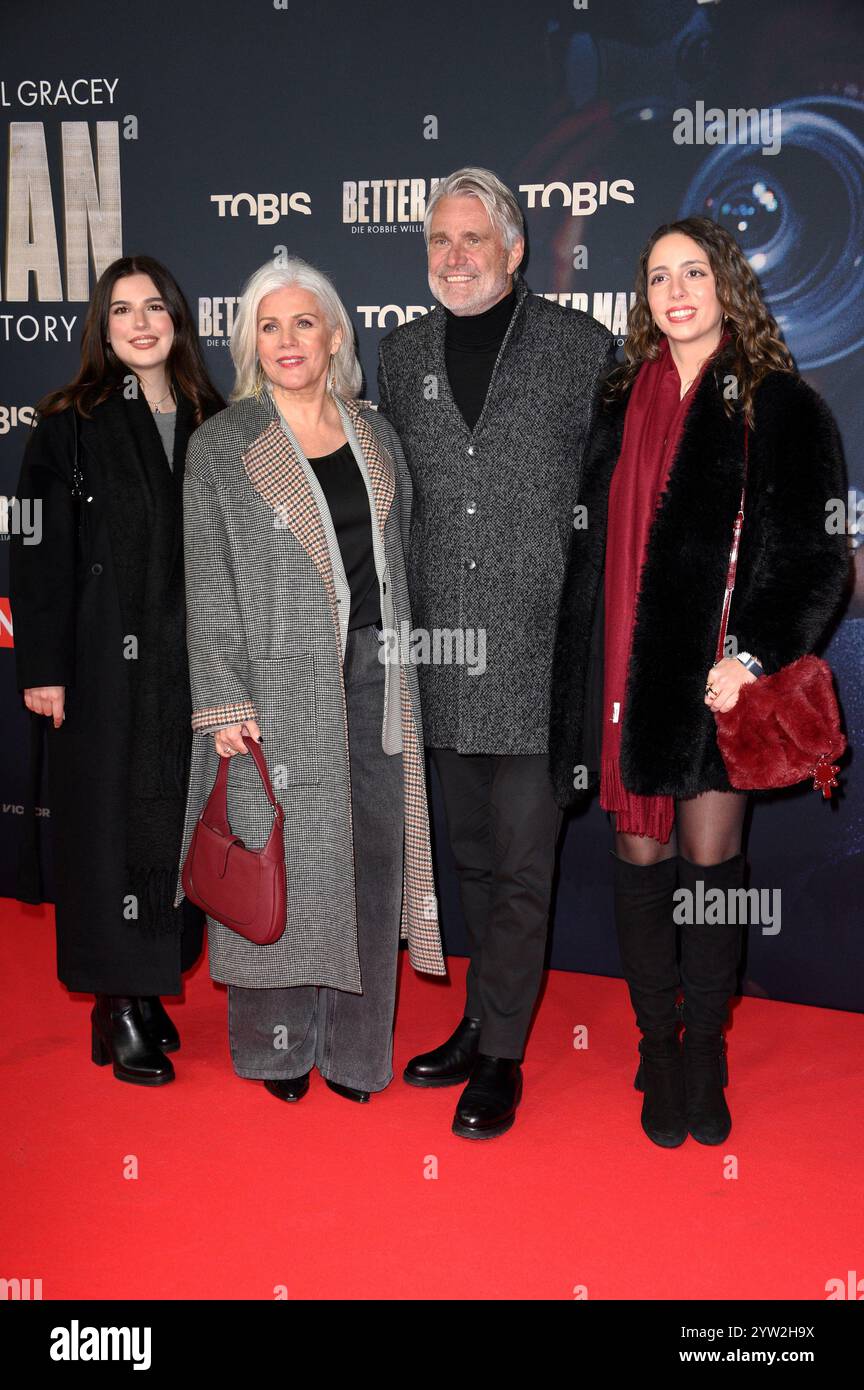 Birgit Schrowange mit Ehemann Frank Spothelfer und dessen Töchtern Daniela und Vanessa bei der Premiere des Kinofilms "Better Man - Die Robbie Williams Story" im Cinedom. Köln, 08.12.2024 Foto Stock