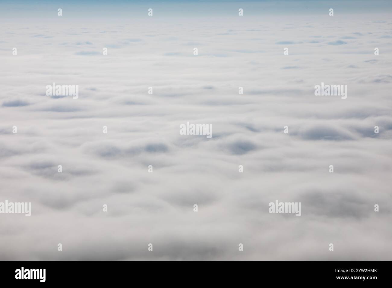 Le nuvole dense e stratificate ricoprono il cielo. Foto Stock