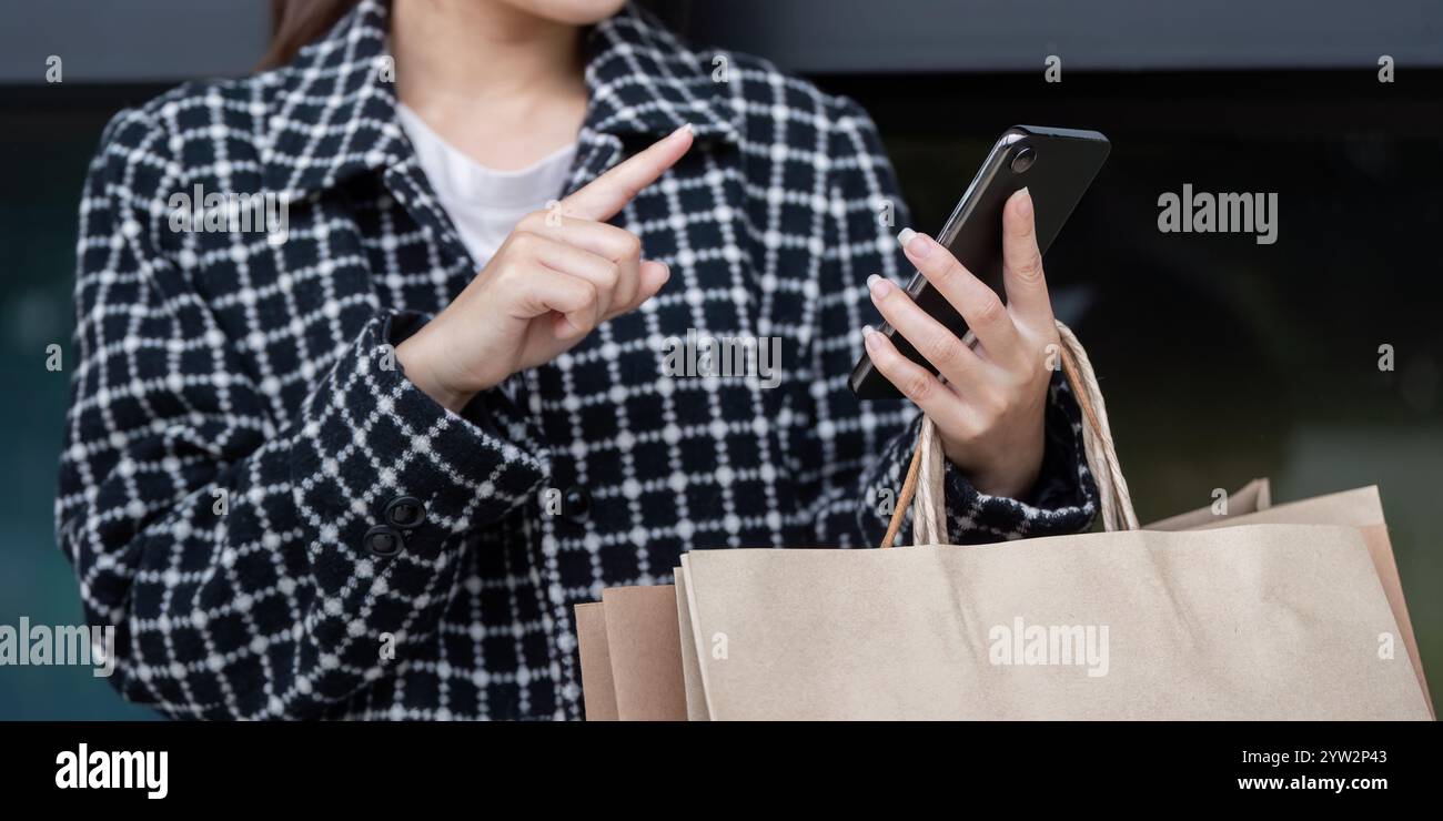 Il Black friday fa shopping frenetico nelle strade urbane, immagine di stile di vita ambiente affollato Vista ravvicinata dell'emozione di uno shopping Foto Stock