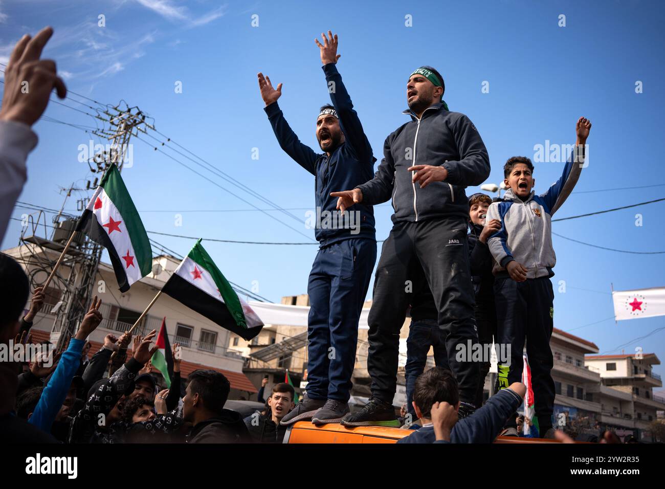 Bar Elias, Libano. 8 dicembre 2024. Due uomini e due ragazzi festeggiano sul tetto di un'auto la caduta del regime di Bashar al-Assad. Dopo 53 anni di dominio pugnalato di ferro da parte della famiglia al-Assad in Siria, il governo di Bashar, figlio di Hafez al-Assad, cadde in mano ai ribelli a Damasco domenica 8 novembre. Credito: SOPA Images Limited/Alamy Live News Foto Stock