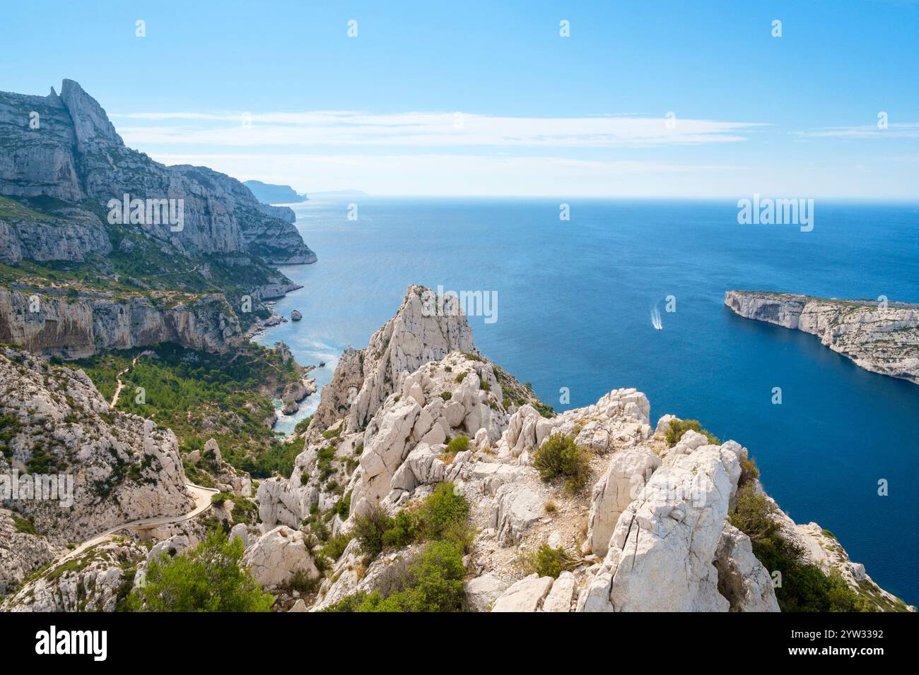 Angolo di alta vista di rocce calcaree paesaggio mediterraneo a Calanque de Sugiton Foto Stock