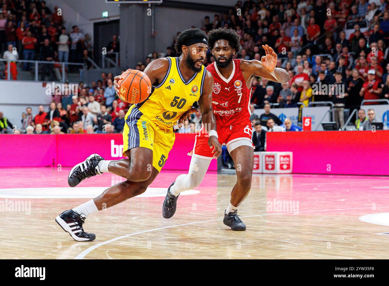 Trevion Williams (ALBA Berlin, #50), Keyshawn Feazell (Bamberg Baskets, #07), Bamberg Baskets vs. ALBA Berlin, Basketball, BBL Pokal, Viertelfinale, 08.12.2024 foto: Eibner-Pressefoto/Guener Santemiz Foto Stock