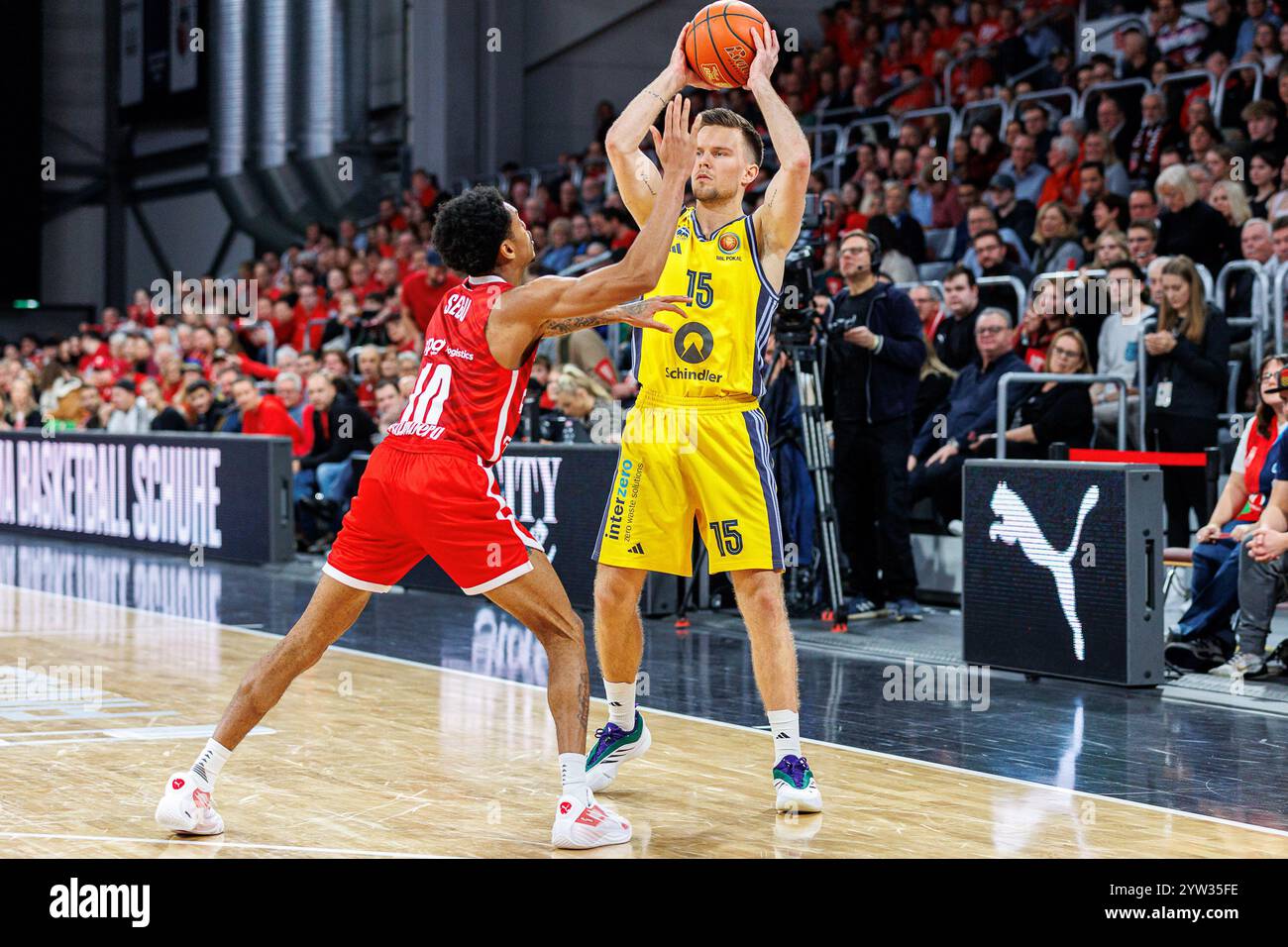 Ronaldo Segu (Bamberg Baskets, #10), Martin Hermannsson (ALBA Berlin, #15), Bamberg Baskets vs. ALBA Berlin, Basketball, BBL Pokal, Viertelfinale, 08.12.2024 foto: Eibner-Pressefoto/Guener Santemiz Foto Stock