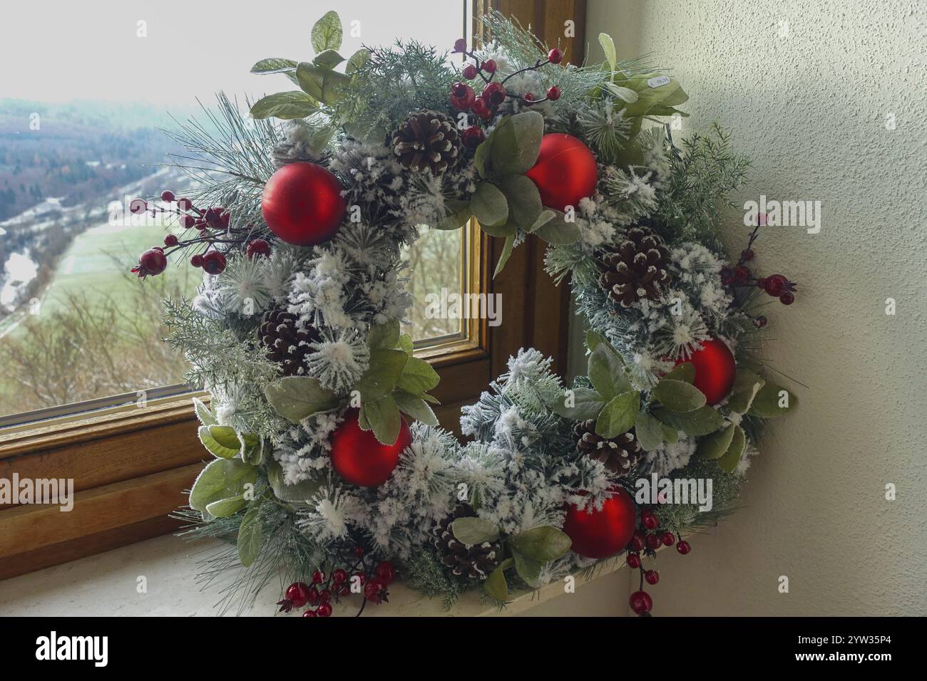 Corona, baule natalizie, coni di pino, periodo pre-natalizio, Avvento, cartolina di Natale, festa di Natale, motivi, studio, decorazione di finestre, Germania, UE Foto Stock