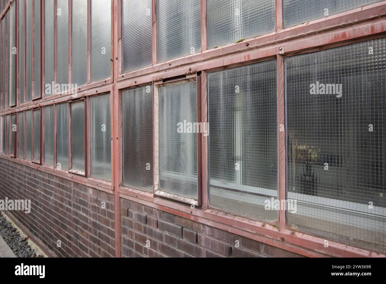 Dettagli di edifici industriali, finestre risalenti a 100 anni fa Foto Stock