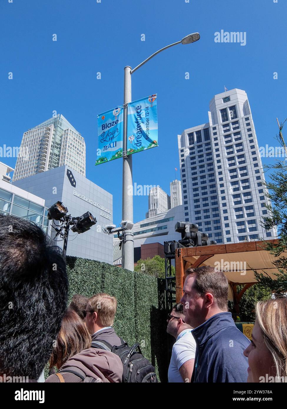 Una scena di strada alla conferenza Salesforce Dreamforce del 2024 a San Francisco, Stati Uniti Foto Stock