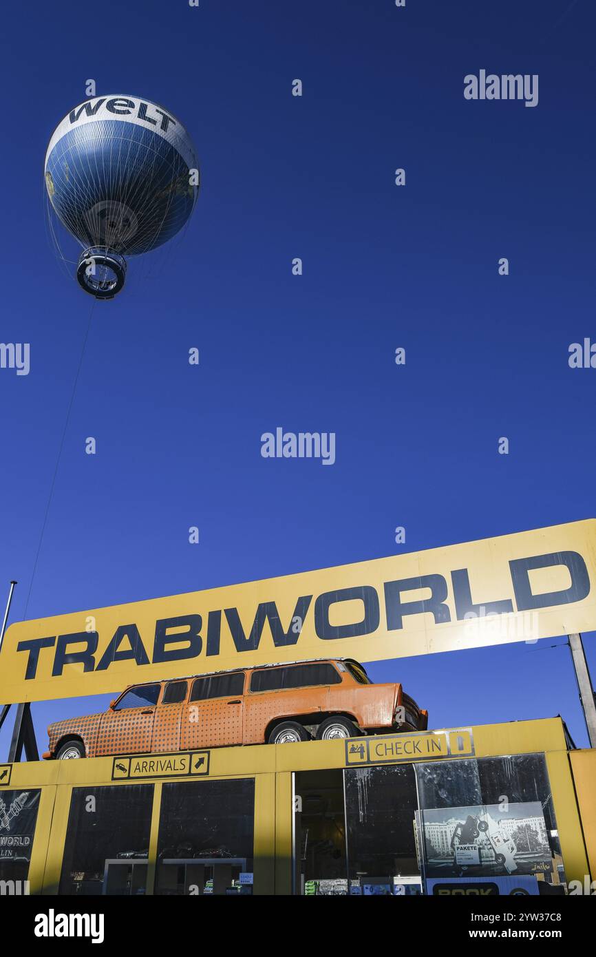 Trabant, Trabi, auto, RDT, Trabi safari di Trabiworld, viaggi di andata e ritorno, Hi Flyer, mongolfiera mondiale, mongolfiera vincolata, Berlin Mitte, Berlino, Germania, Europa Foto Stock