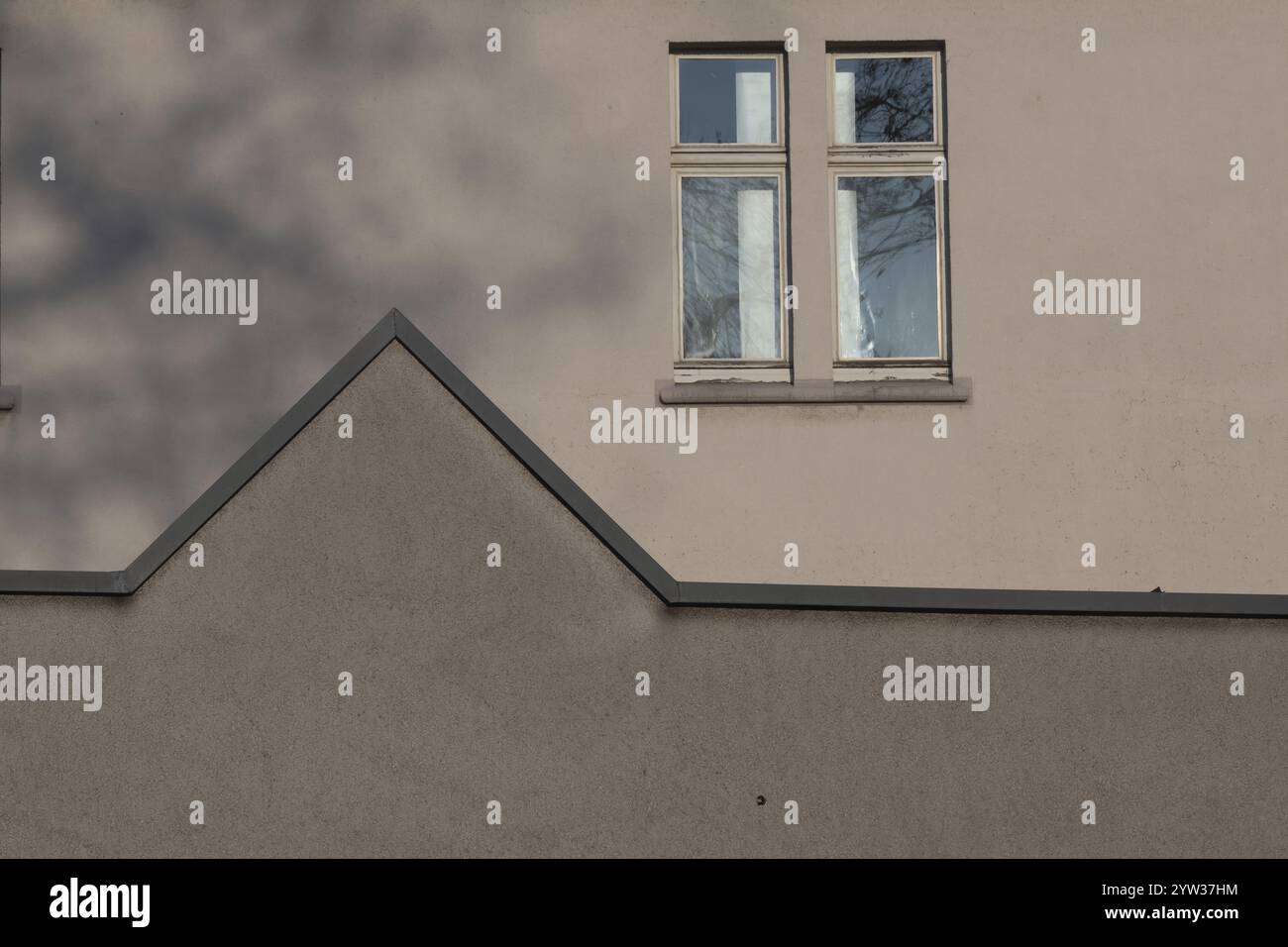 Facciata in cemento di un edificio grigio Foto Stock