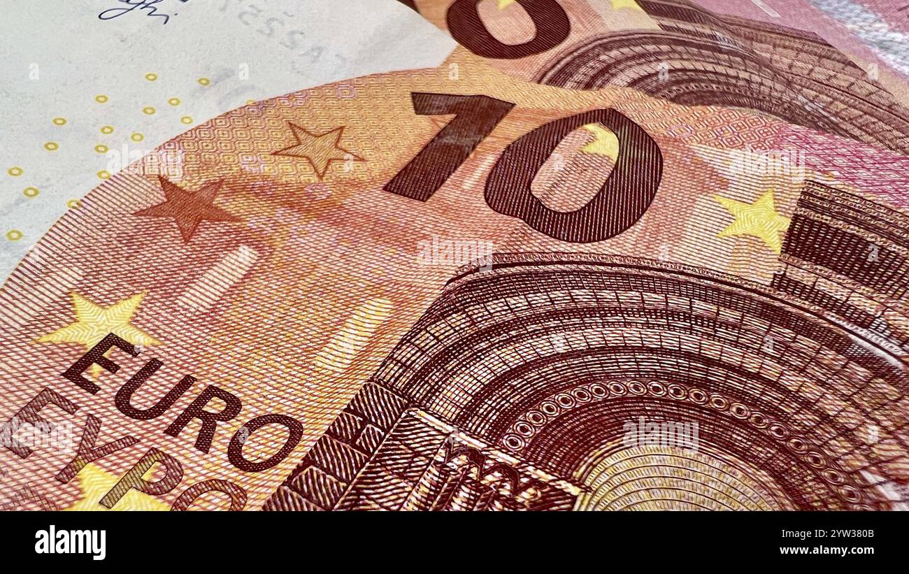 Un'immagine dettagliata e ravvicinata di una banconota da dieci euro, che mostra la complessità della moneta europea. Foto Stock