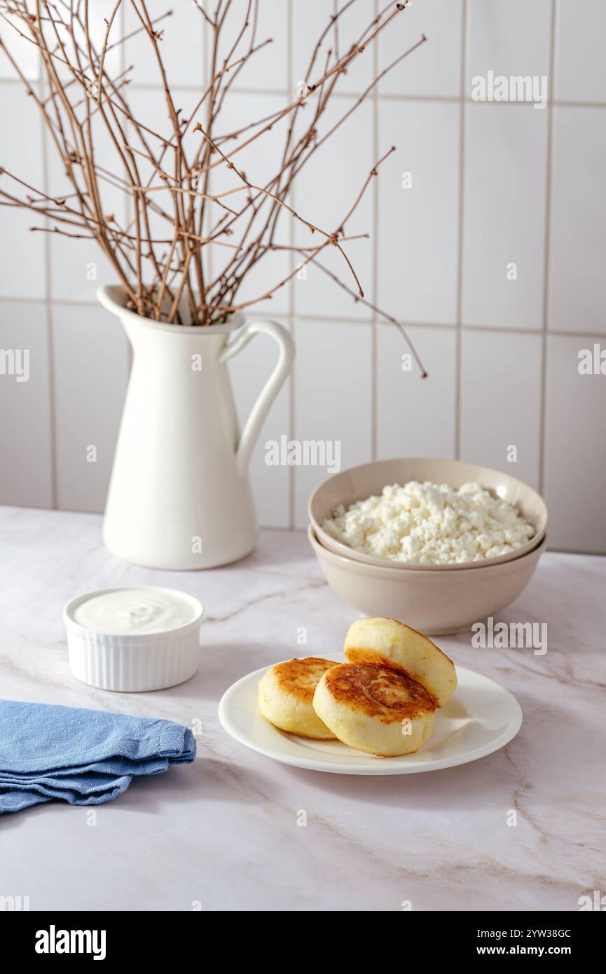 frittelle di formaggio su un piatto Foto Stock