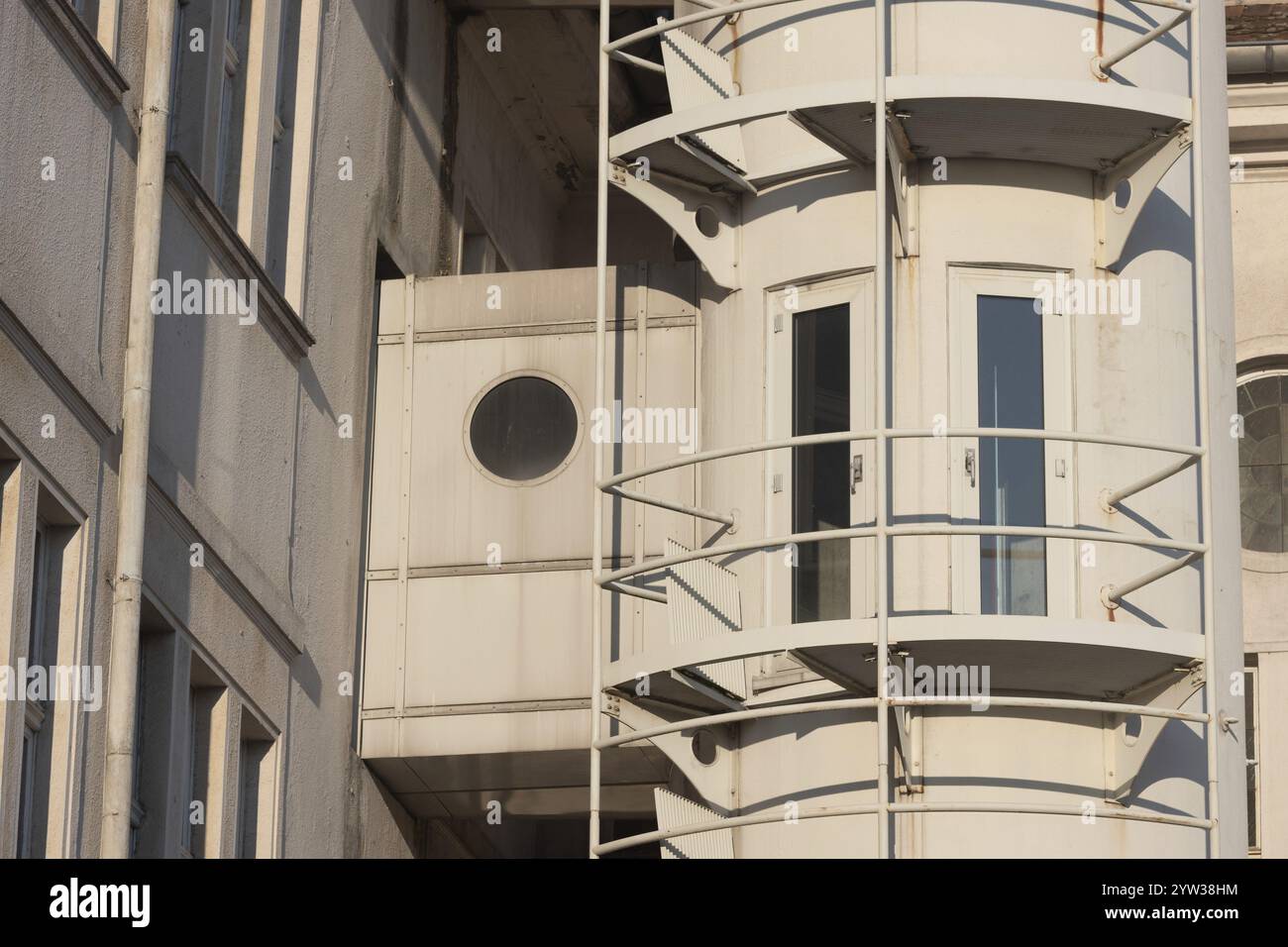 Facciata in cemento di un edificio grigio Foto Stock