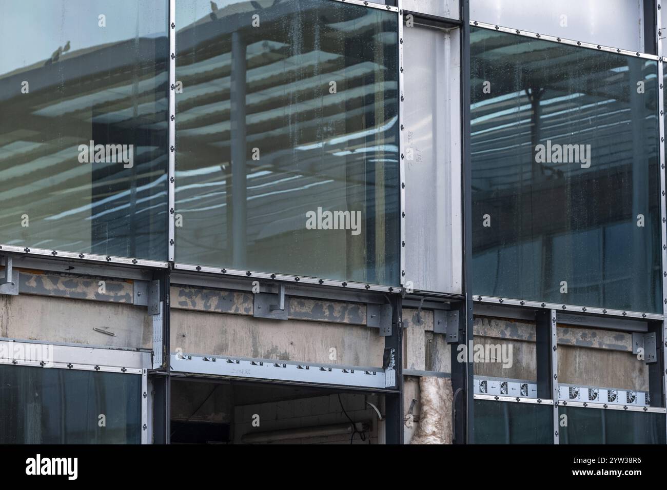 Parti di un vecchio edificio industriale in decadenza Foto Stock