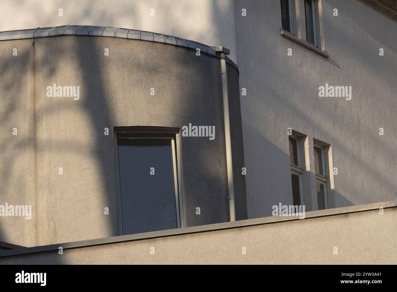Facciata in cemento di un edificio grigio Foto Stock