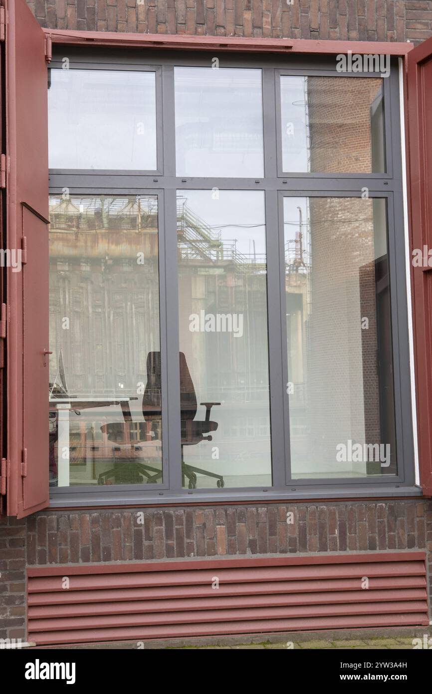 Guardando da una finestra verso un ufficio Foto Stock