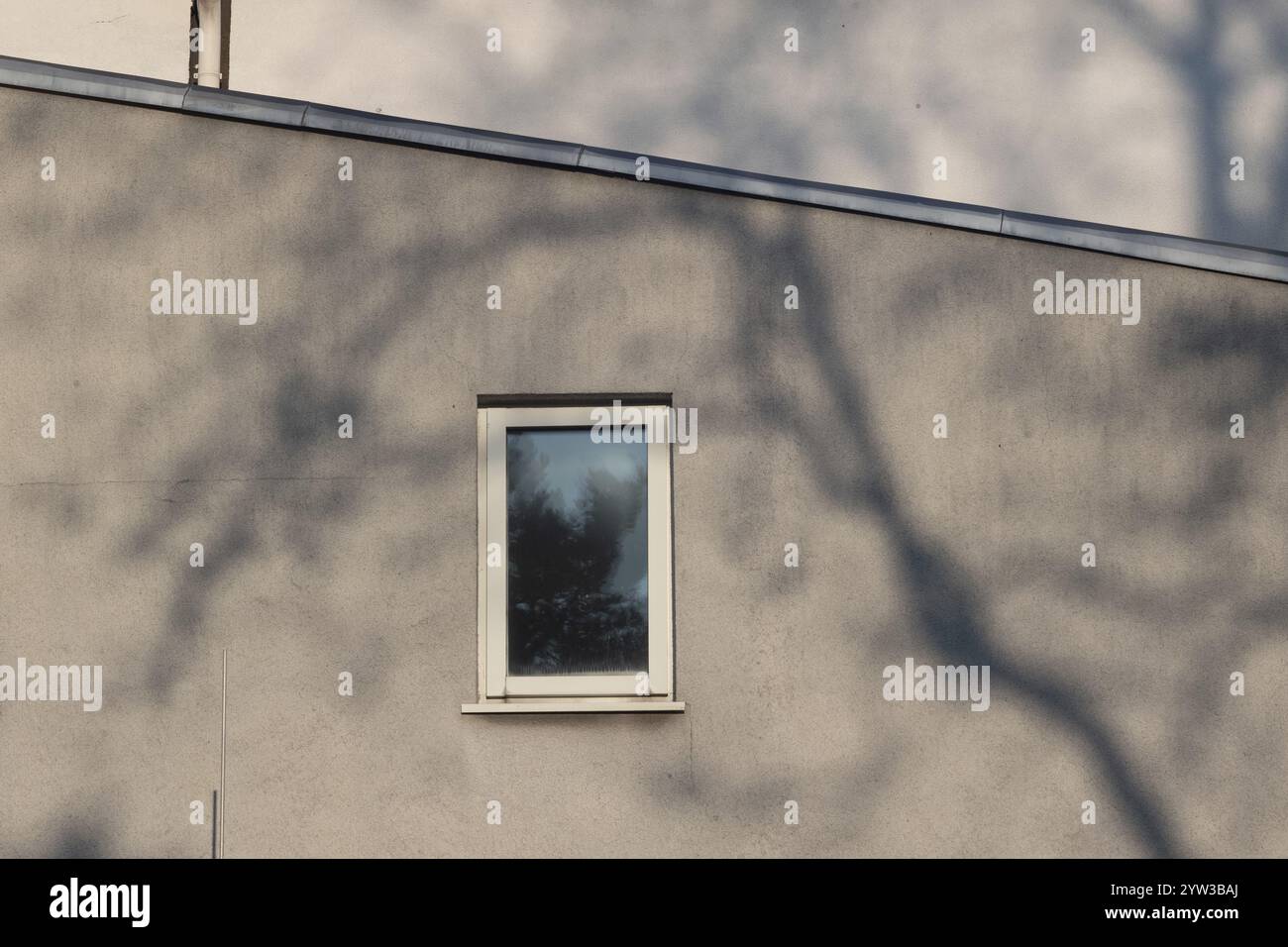 Facciata in cemento di un edificio grigio Foto Stock
