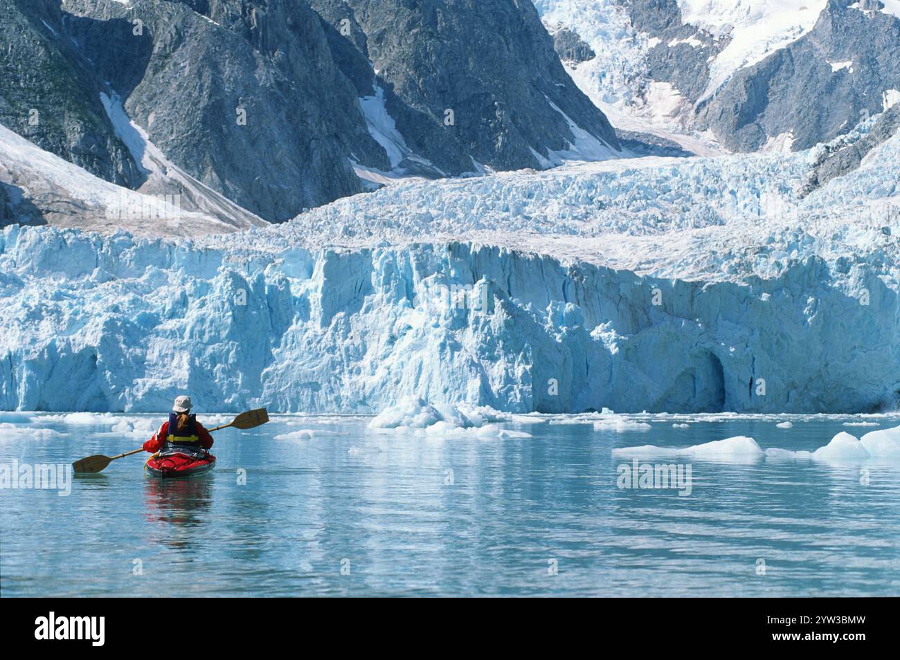 Kayak, canoa di fronte al ghiacciaio nordoccidentale, fiordo nordoccidentale, parco nazionale dei fiordi di Kenai, Alaska, Stati Uniti, Nord America Foto Stock