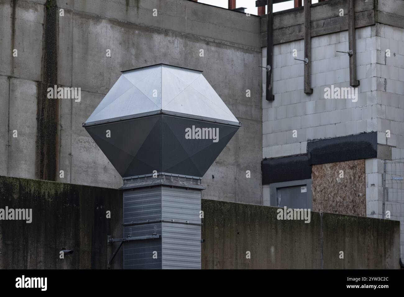 Parti di un vecchio edificio industriale in decadenza Foto Stock