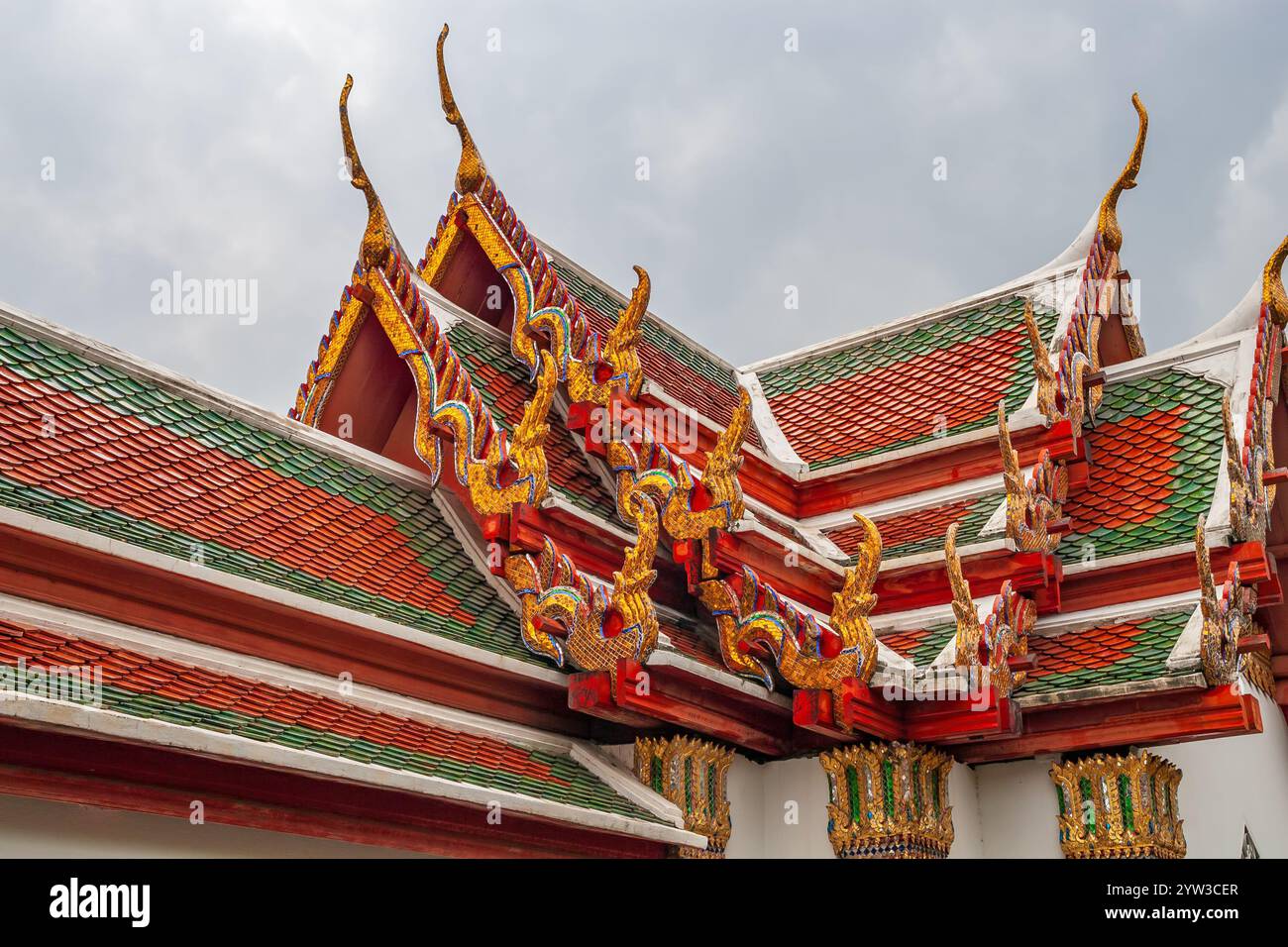 Tetti piastrellati con finiture e ornamenti dorati al Grand Palace di Bangkok, Thailandia. Foto Stock