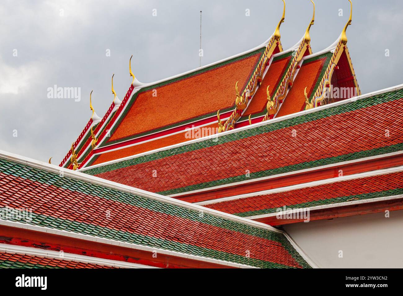 Tetti piastrellati al Grand Palace di Bangkok, Thailandia. Foto Stock