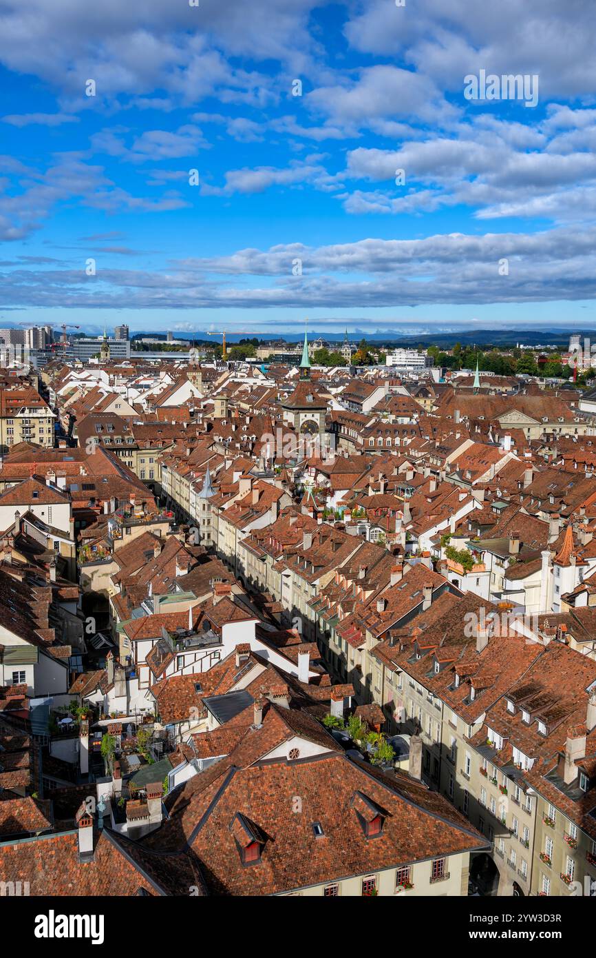Città vecchia di Berna in Svizzera, paesaggio urbano con tetti piastrellati della città vecchia medievale dall'alto. Foto Stock