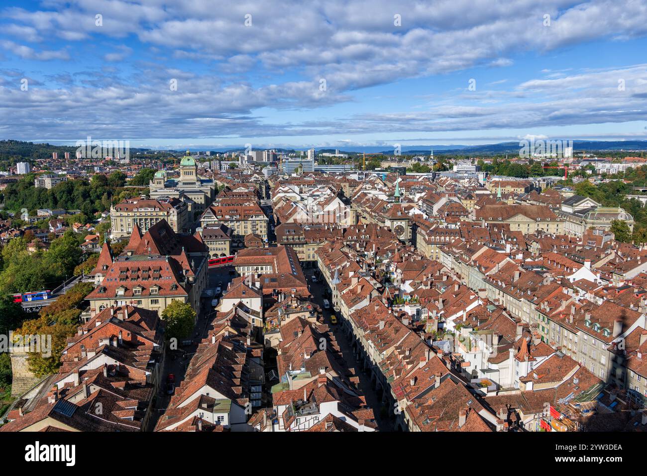 Città di Berna in Svizzera, paesaggio urbano con tetti piastrellati della città vecchia medievale, vista aerea. Foto Stock