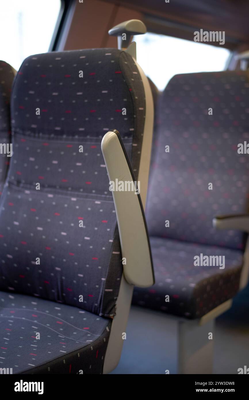 Posti vuoti su un treno moderno con tappezzeria vibrante e interni puliti, Belgio Foto Stock