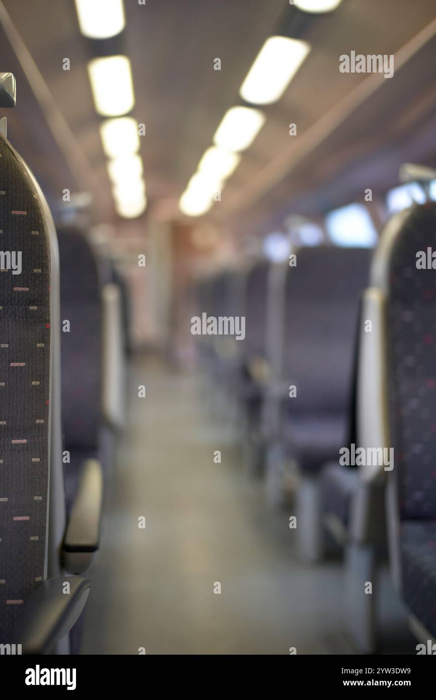 Interno del treno vuoto con file di sedili e concentrati sul primo piano Foto Stock