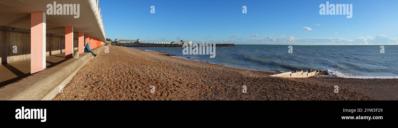Bottle Alley e la spiaggia di ciottoli con Hastings Pier in Distance, Hastings, East Sussex, Inghilterra, Regno Unito, Europa Foto Stock