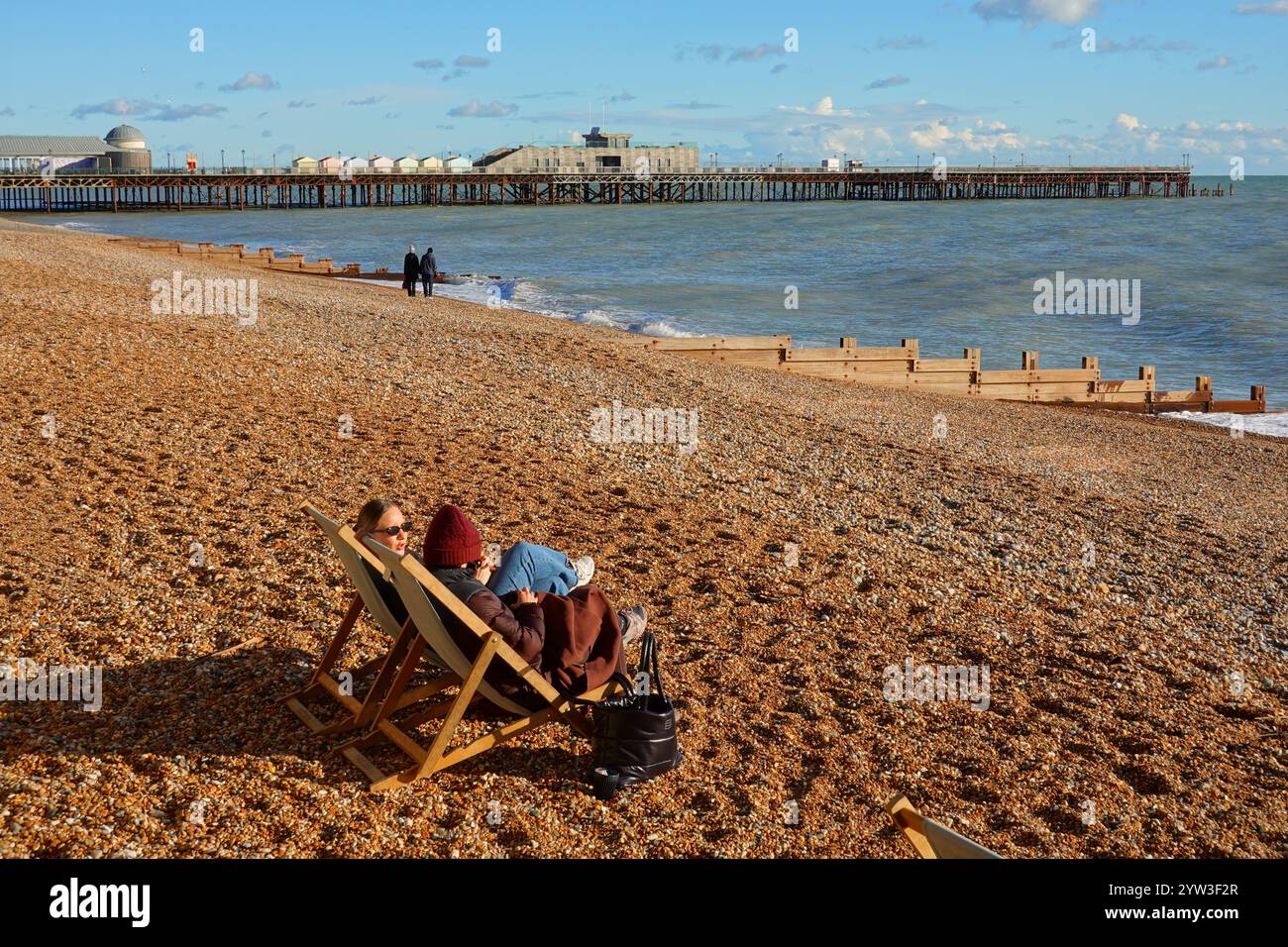 Sole pomeridiano invernale sulla spiaggia, Hastings, East Sussex, Inghilterra, Regno Unito, Europa Foto Stock