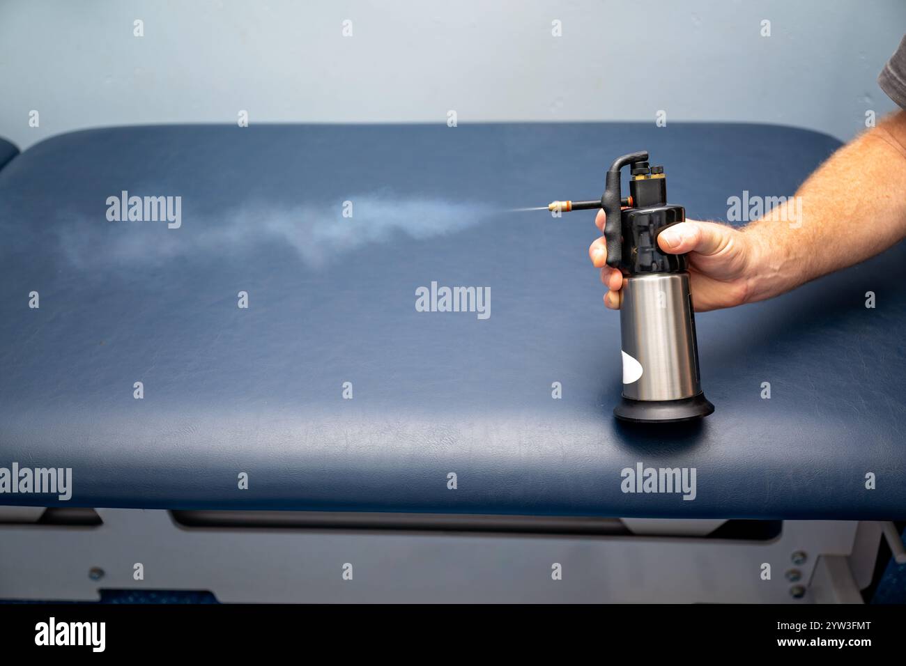 Spray di crioterapia, azoto liquido pistola cannister, congelamento lesioni cutanee, pratica generale australiana, medico di medicina clinica cura, verruca cancro della pelle Foto Stock