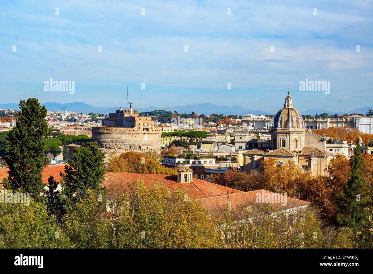 Vista di S.. Chiesa di Giovanni dei Fiorentini e Castel Sant'Angelo dal colle del Gianicolo - Roma, Italia Foto Stock