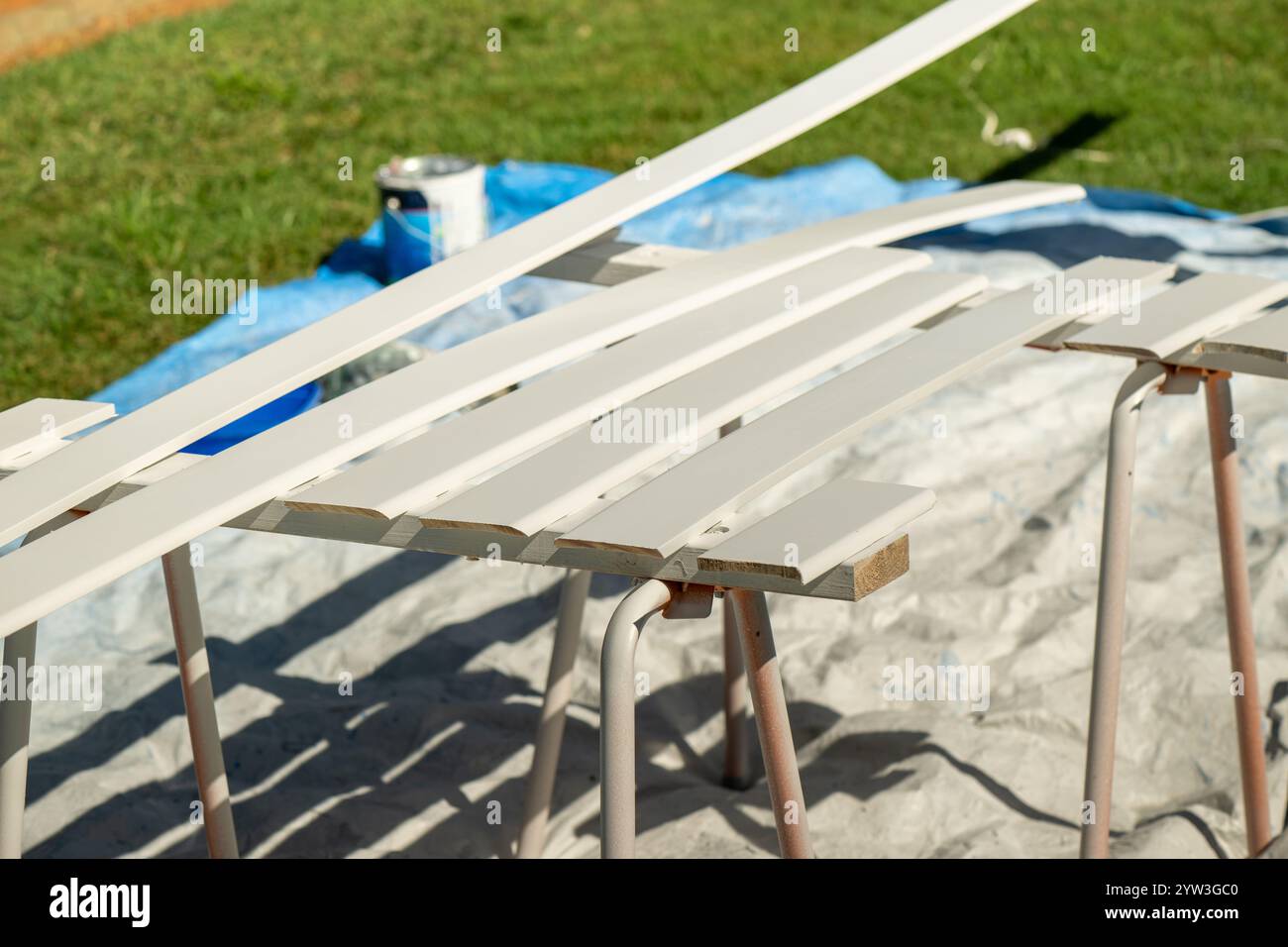 Tinteggiatura tavole bianche legno legno, ristrutturazione casa, fine settimana progetto fai da te Foto Stock