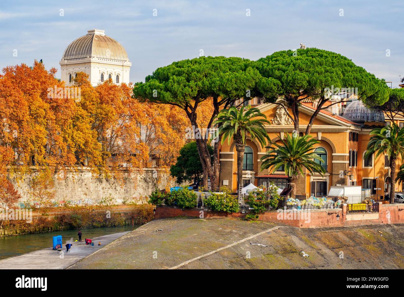 Veduta dell'ospedale Fatebenefratelli sull'Isola Tiberina e della cupola della Sinagoga di Roma - Roma, Italia Foto Stock