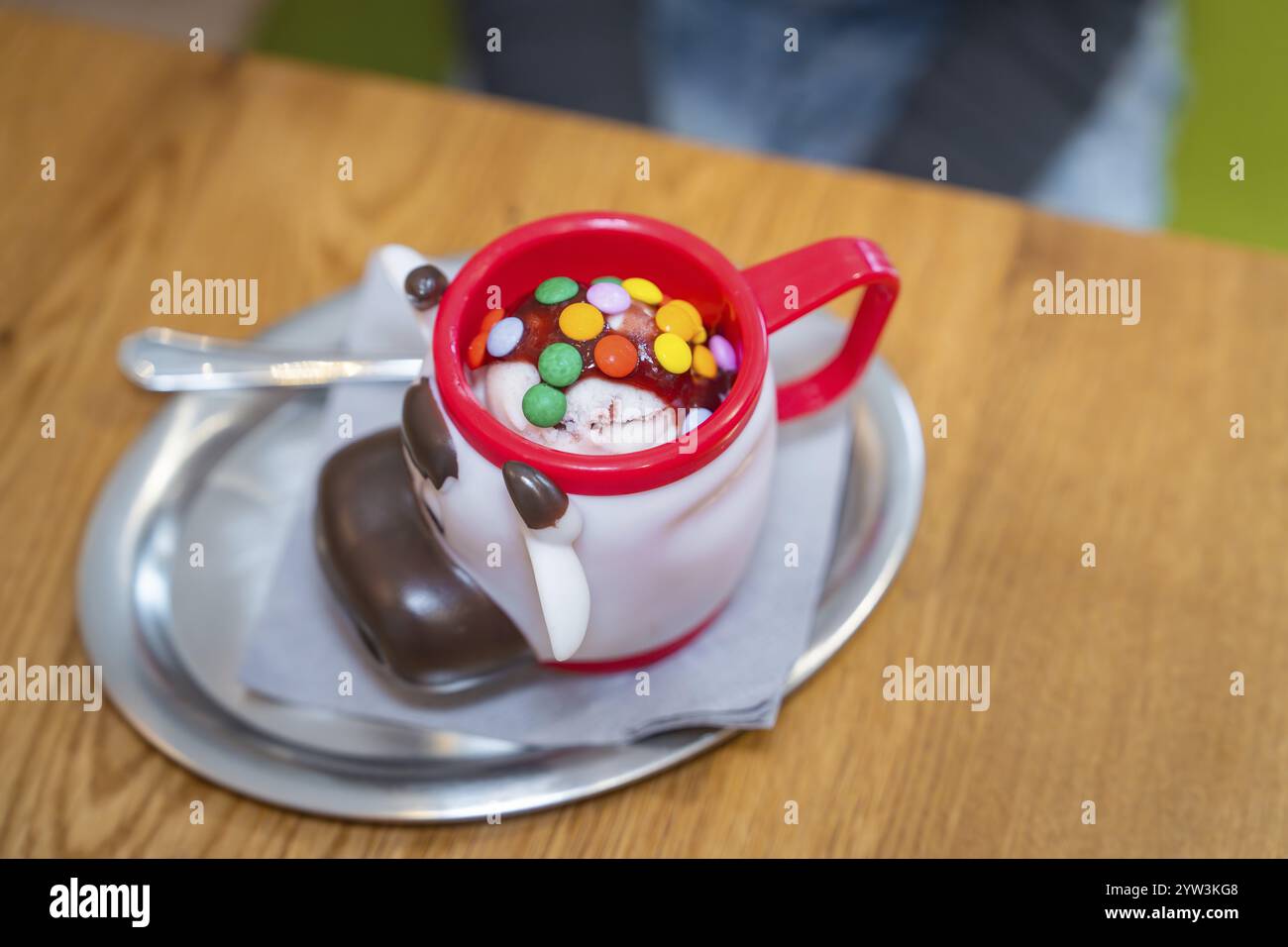 Dessert con gelato, salsa al cioccolato e spruzzette colorate in tazza, creazioni autunnali, Cafe Kuh, Deckenpfronn, Foresta Nera, Germania, Europa Foto Stock