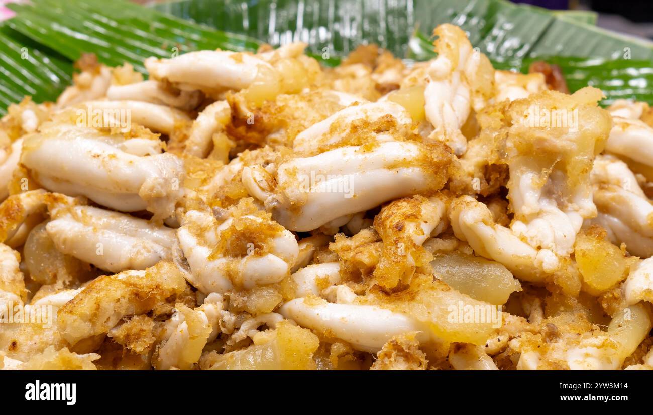 Deliziose uova di calamaro fritte sono in vendita nel mercato del cibo di strada in Thailandia. Foto Stock