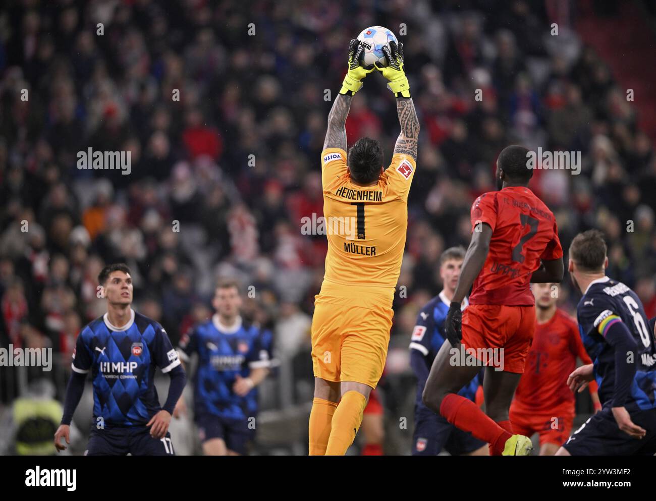 Scena area di rigore, scena area porta portiere Kevin Mueller 1. FC Heidenheim 1846 FCH (01) azione Dayot Upamecano FC Bayern Monaco FCB (02) Allianz A Foto Stock