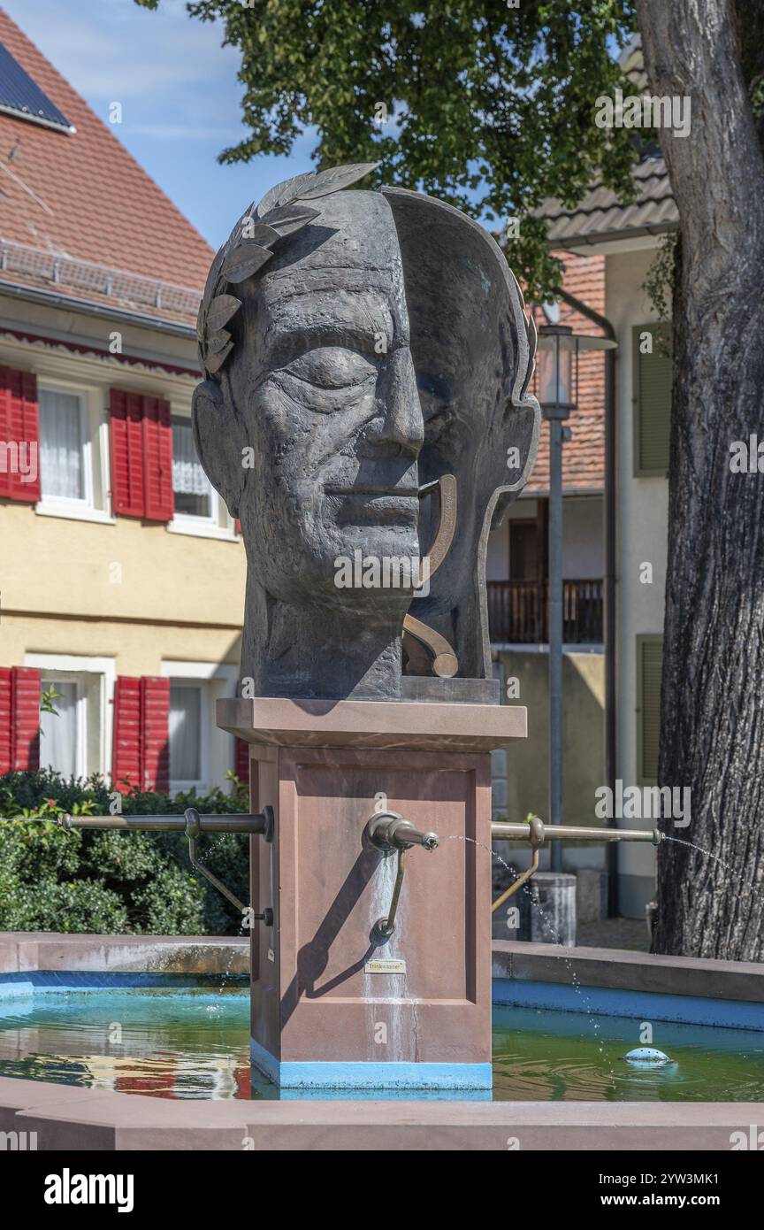 Fontana con il busto dell'imperatore Vespasiano, opera d'arte del 1992 dello scultore Guido Messer, Riege am Kaiserstuhll, Baden-Wuerttemberg, Foto Stock