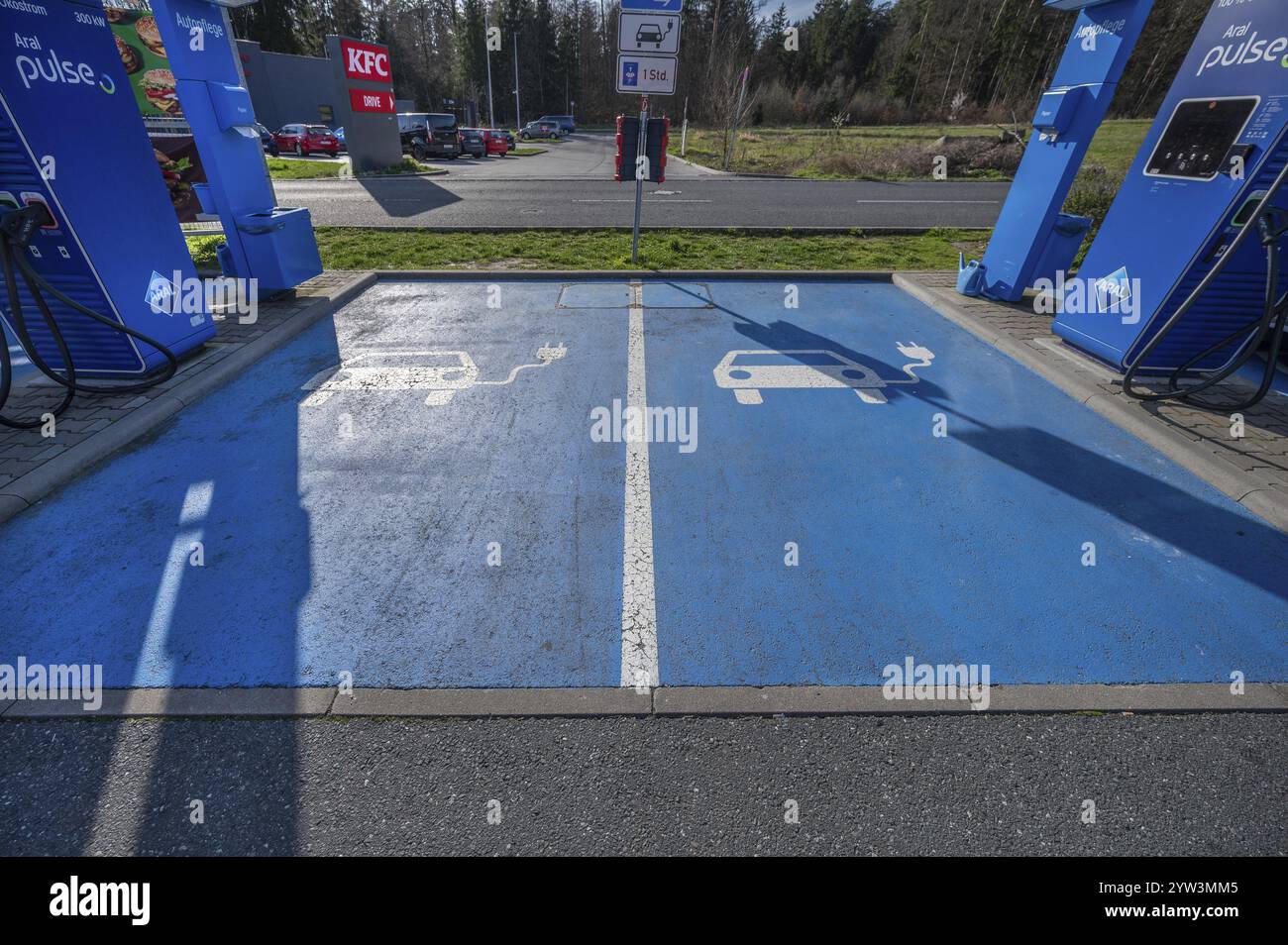 Stazione di rifornimento elettrica per auto elettriche, Schnaittach, Franconia media, Baviera, Germania, Europa Foto Stock