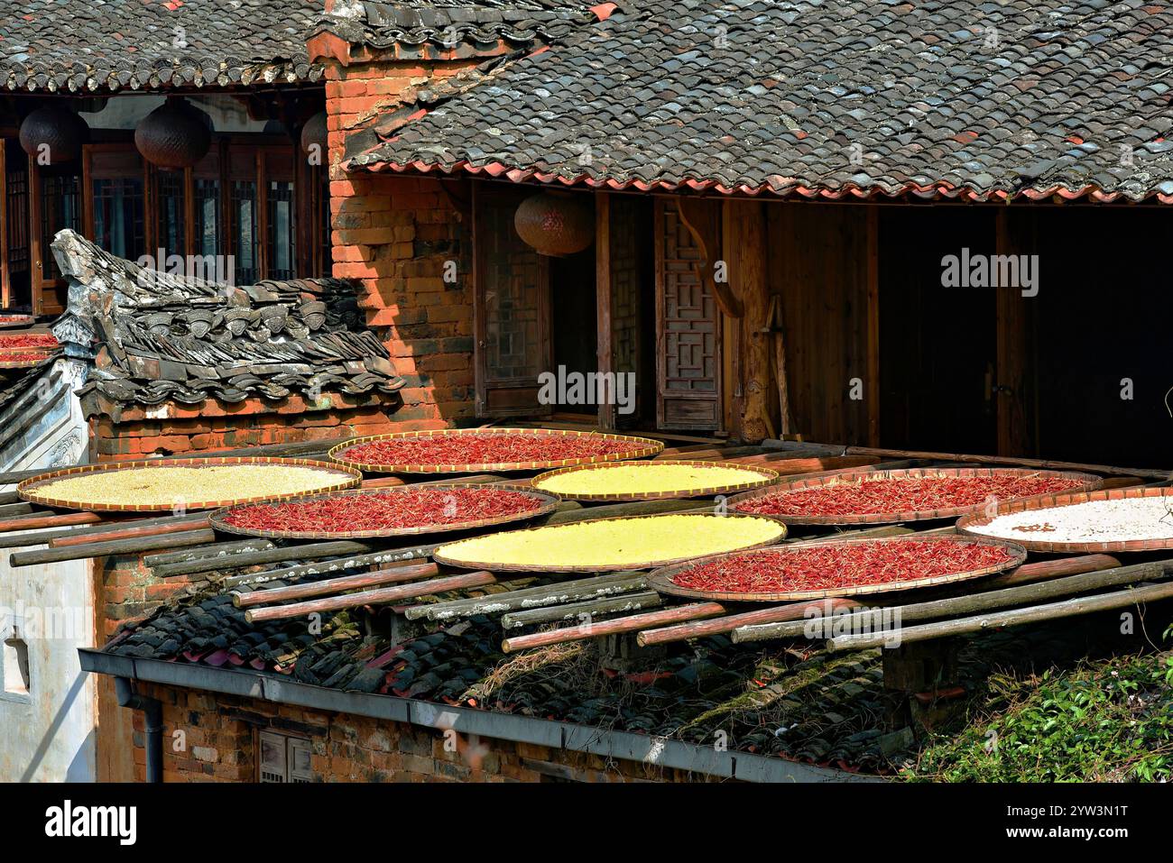 Peperoncini, granturco e altri prodotti essiccati al sole in autunno, Huangling Ancient Village, Wuyuan County, Shangrao City, Jiangxi Province, Cina. Foto Stock