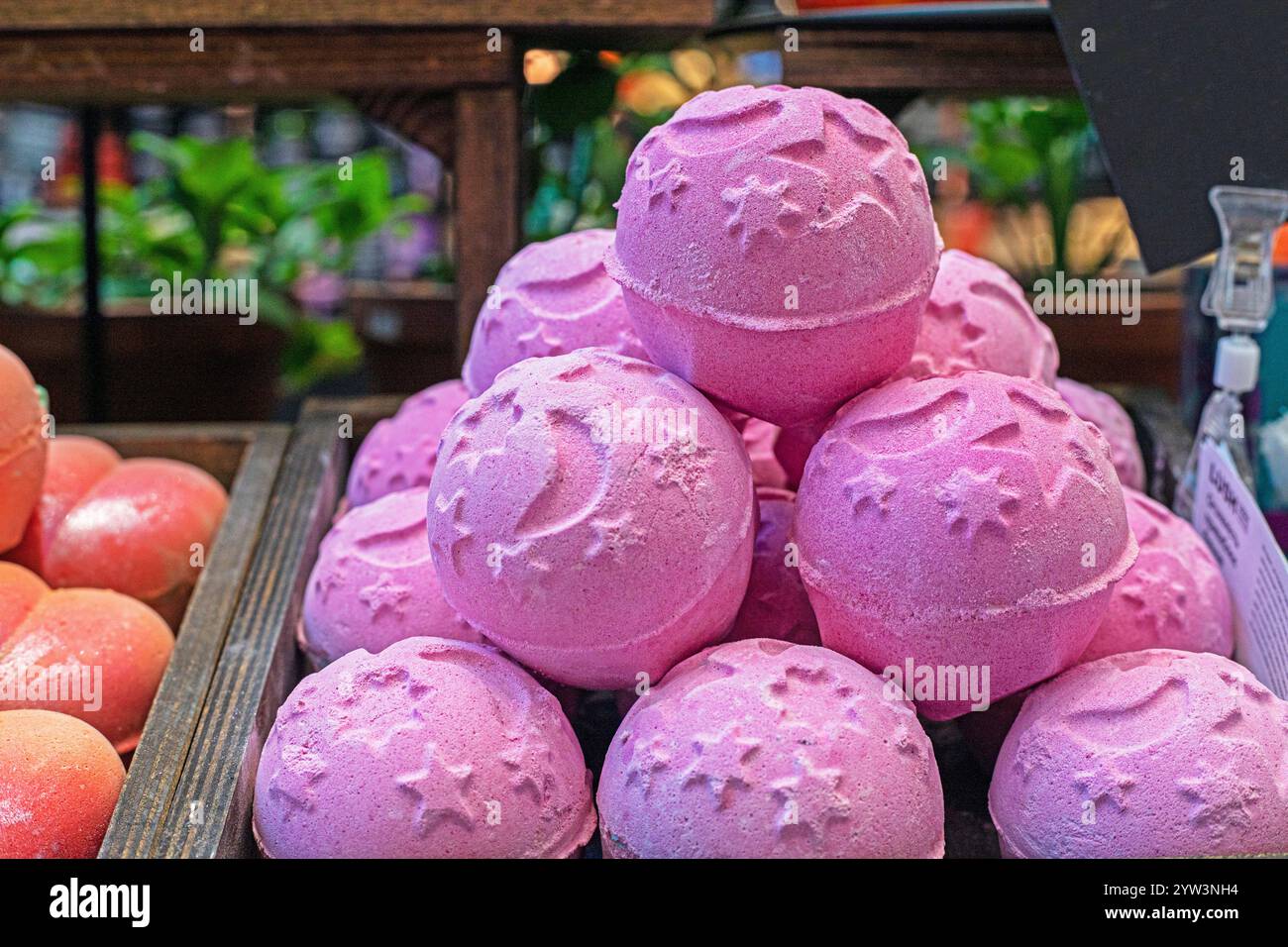 bombe da bagno rosa sapone. Gioia e piacere durante il bagno, l'igiene e la cura del corpo Foto Stock