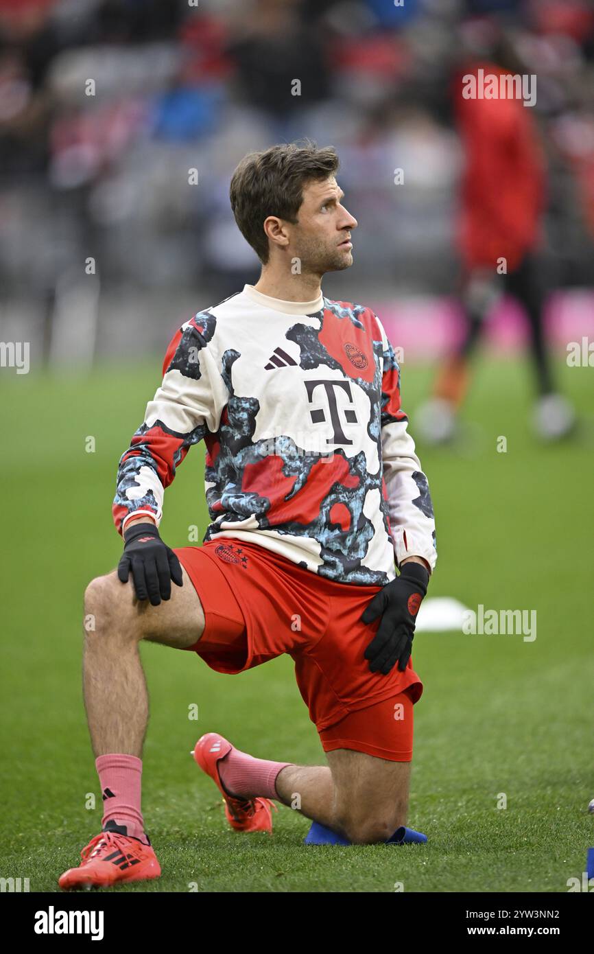 Allenamento di riscaldamento Thomas Mueller FC Bayern Muenchen FCB (25) Allianz Arena, Monaco di Baviera, Germania, Europa Foto Stock