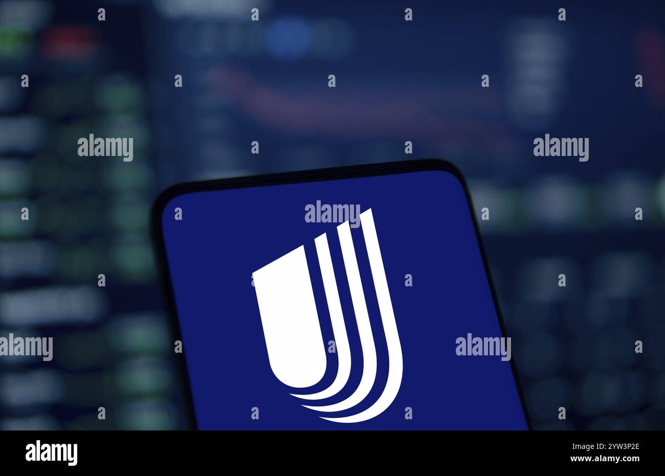Dhaka, Bangladesh - 06 dicembre 2024: Il logo UnitedHealthcare viene visualizzato sullo smartphone. UnitedHealth Group Incorporated è una multinazionale americana del settore sanitario Foto Stock