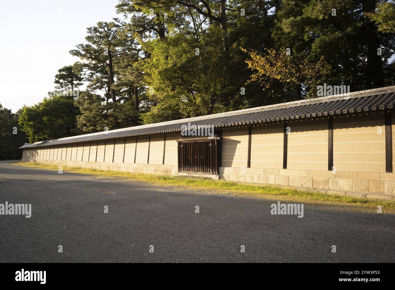 Le lunghe mura del Palazzo Imperiale, Kyoto, Giappone, Asia Foto Stock